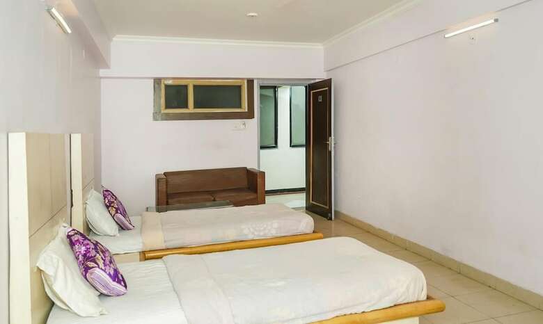Lals Plaza Hotel
