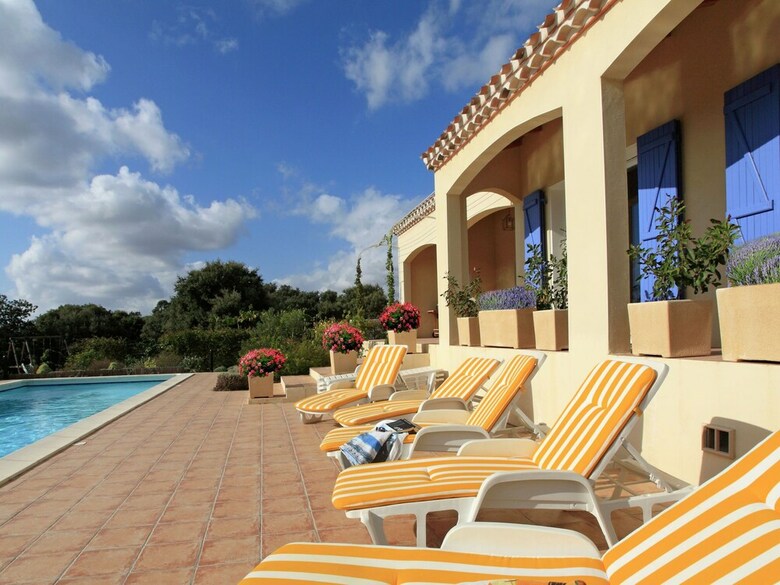 Charming Villa In Escales With Jacuzzi