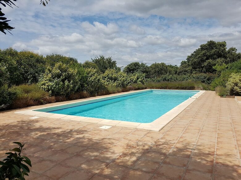 Charming Villa In Escales With Jacuzzi