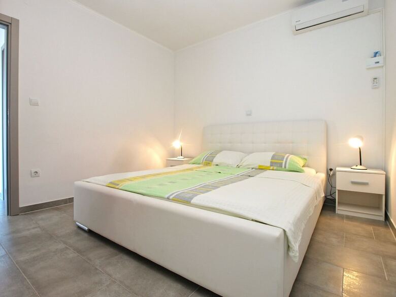 Apartment 1819