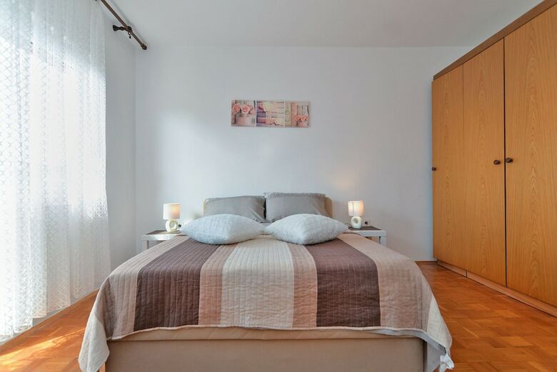 Apartment 1822