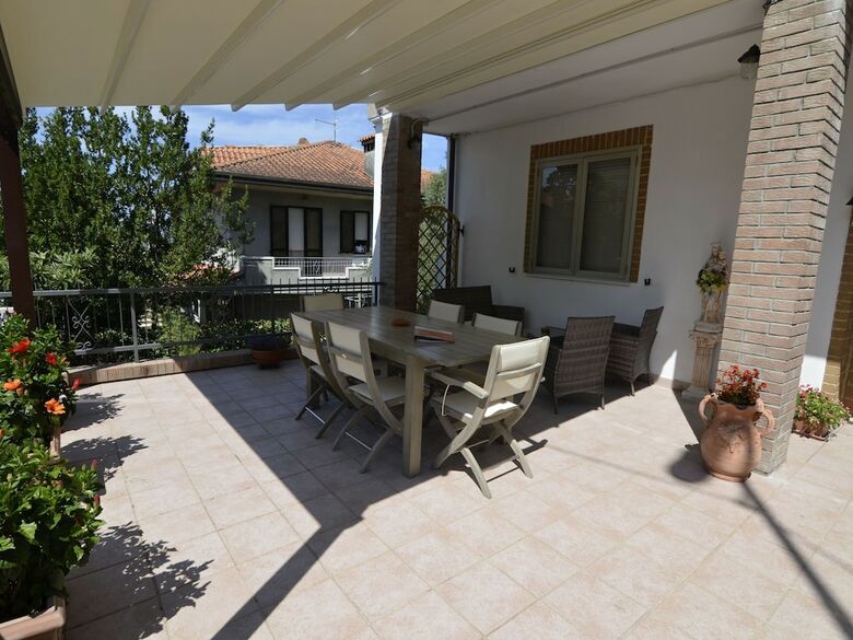 Pleasant Apartment With Courtyard, Terrace, Parasol, Balcony