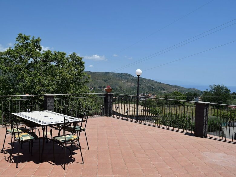 Charming Holiday Home In Piedimonte Etneo With Pool