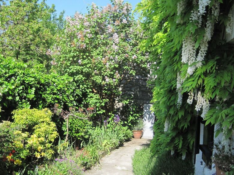 Charming Cottage, Tastefully Presented And Located In The Meuse Valley