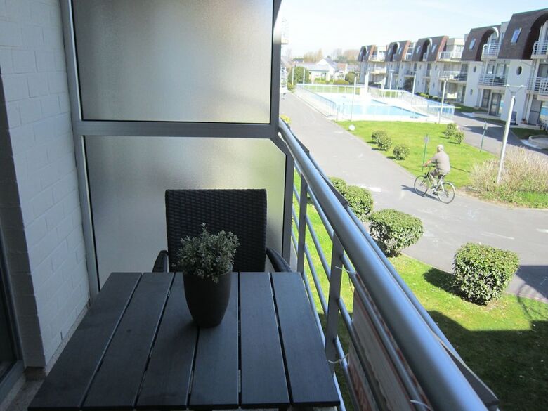 Luxurious Apartment In Bredene With Swimming Pool