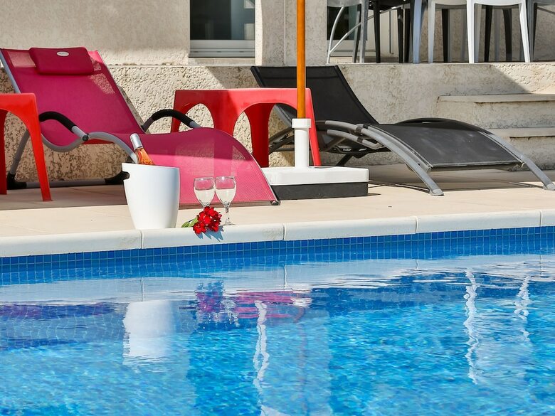 Lush Villa In Cairanne Provence With Private Pool