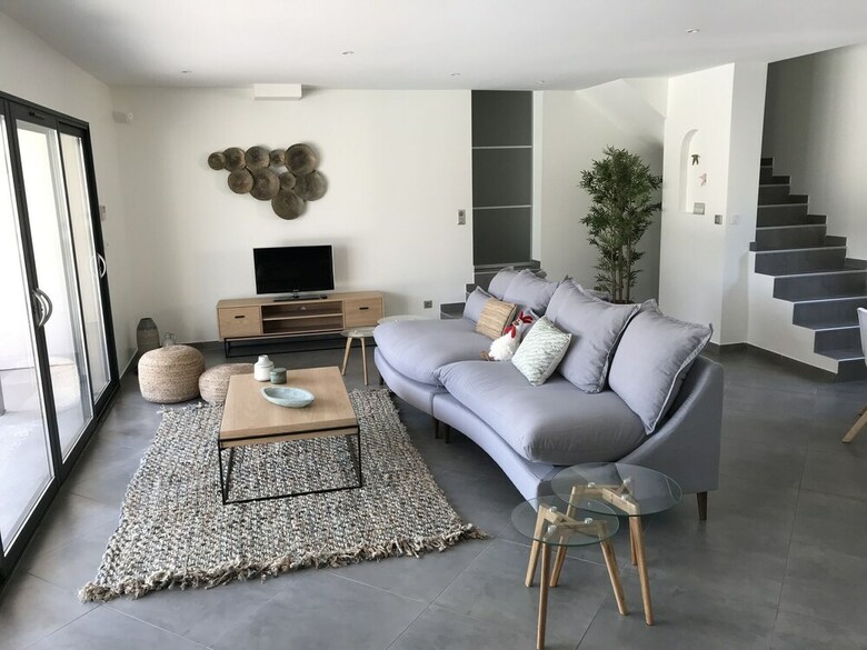 Seaside Villa In La Cadi�re-d'azur With Pool
