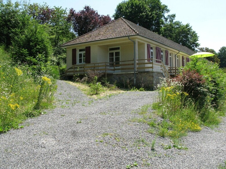 Spacious Holiday Home With Swimming Pool In Cuzy