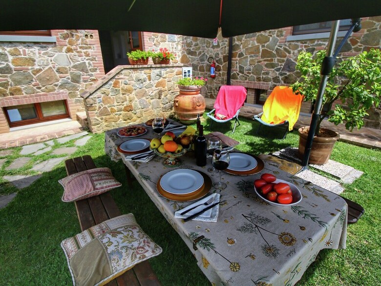Spacious Cottage In Lucignano With Garden