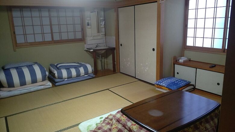 Hostal Awaji Tourist Trophy House - Hostel