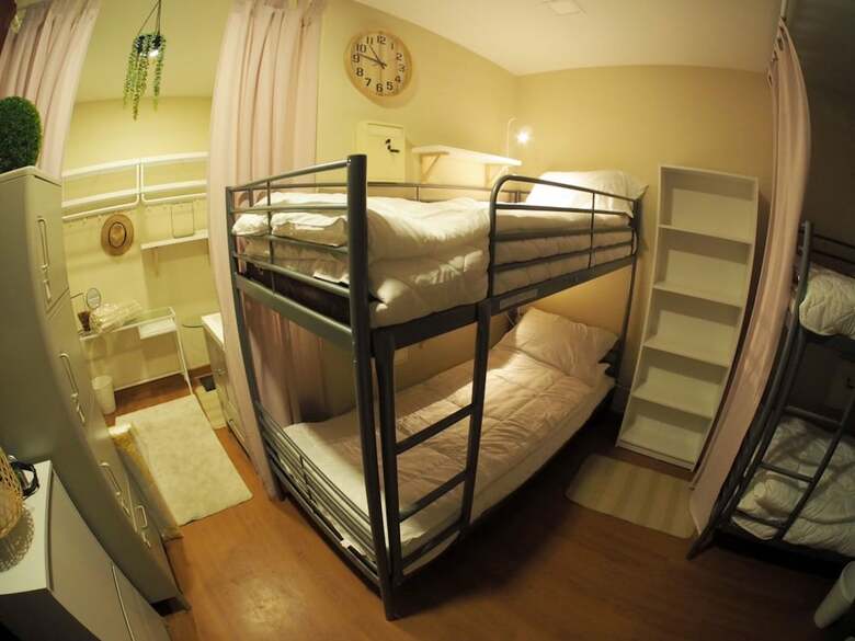 Hostal Lunar House