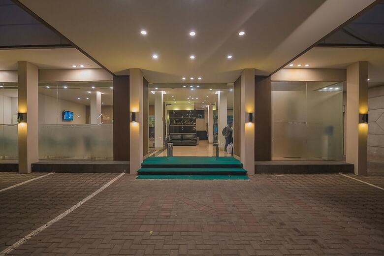 Hotel Reddoorz Premium Near Paris Van Java Mall