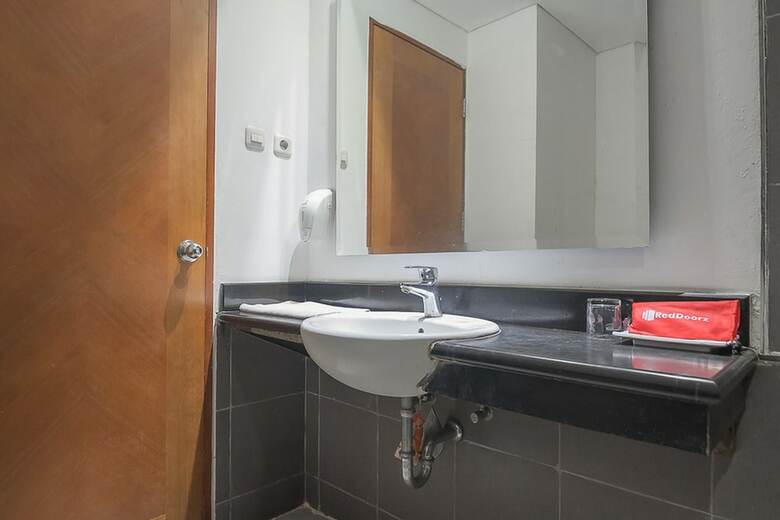 Hotel Reddoorz Premium Near Paris Van Java Mall