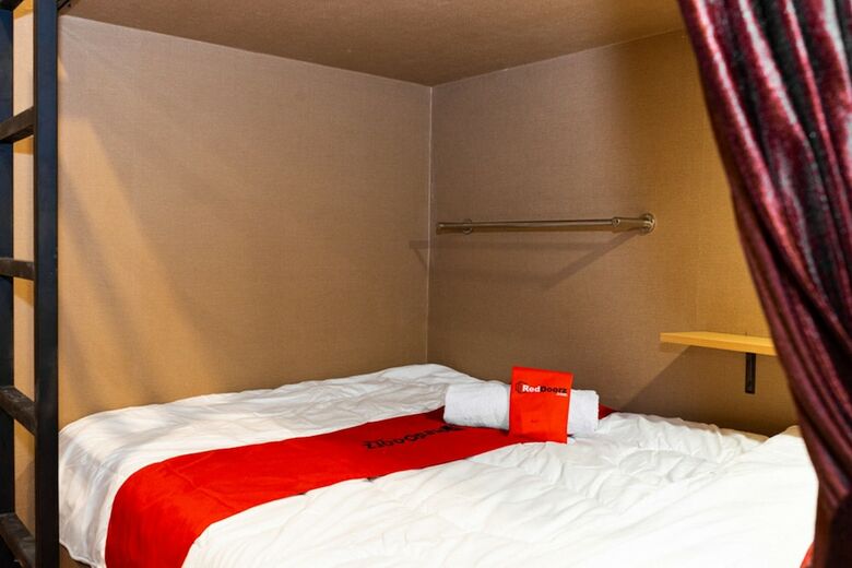 Reddoorz Hostel @ Di Panjaitan Simpang Lima