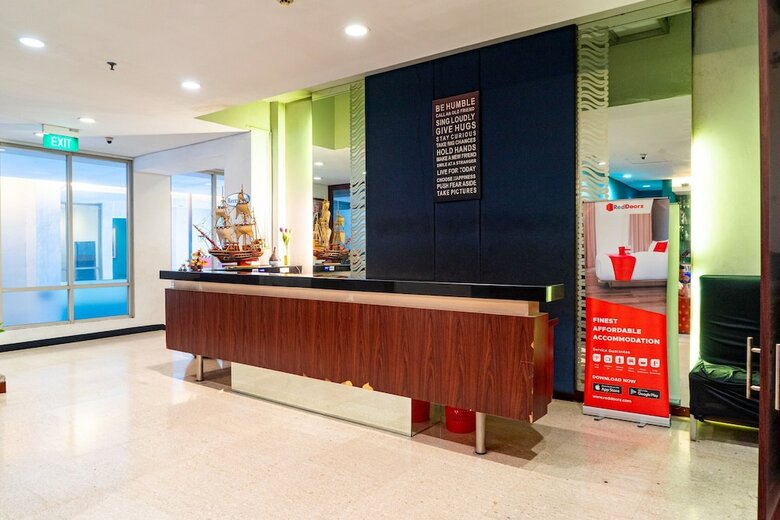 Hotel Reddoorz Plus Near Blok M Square