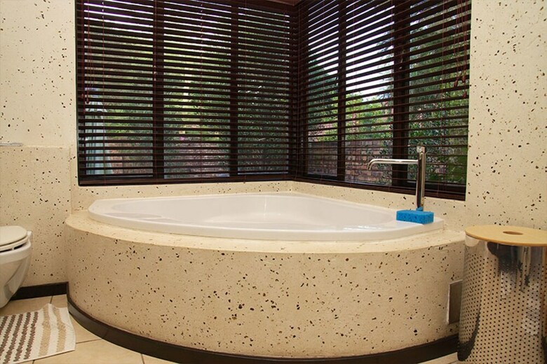 Residencia Luxury 4 En-suite Home-white River
