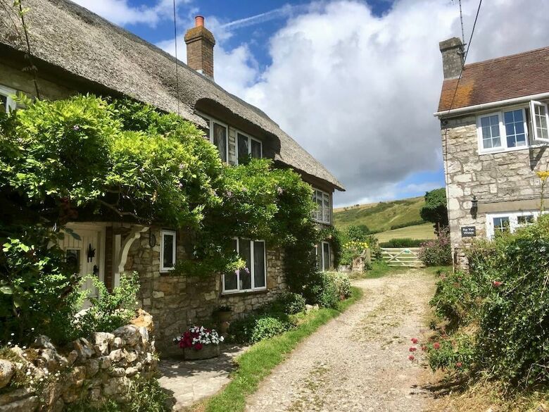 Idyllic Riverside Cottage In Dorset