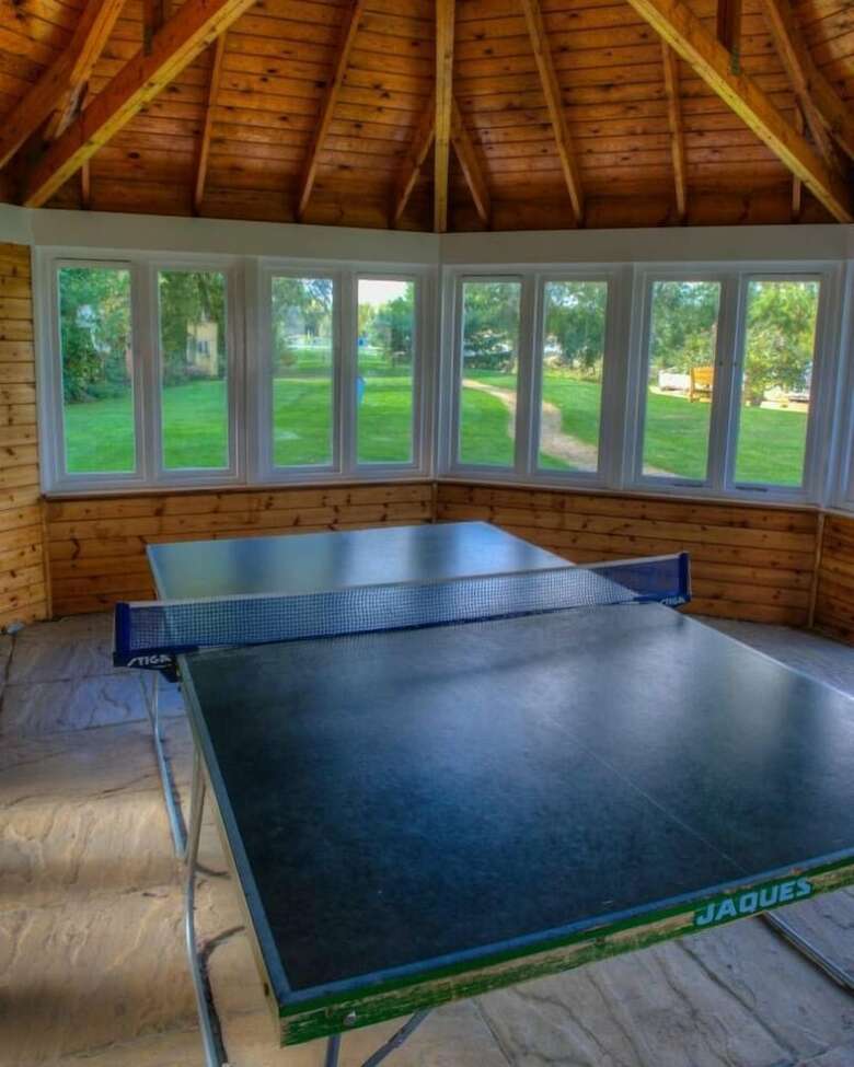Stunning Lakeside Lodge Within Cotswold Water Park