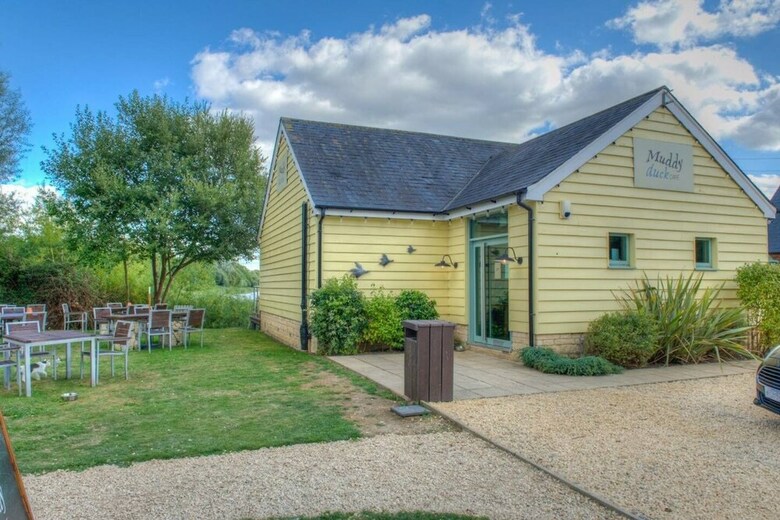 Stunning Lakeside Lodge Within Cotswold Water Park