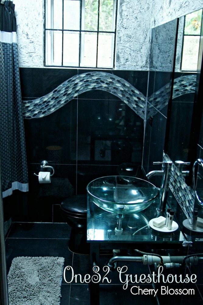 Hotel One32 Guest House
