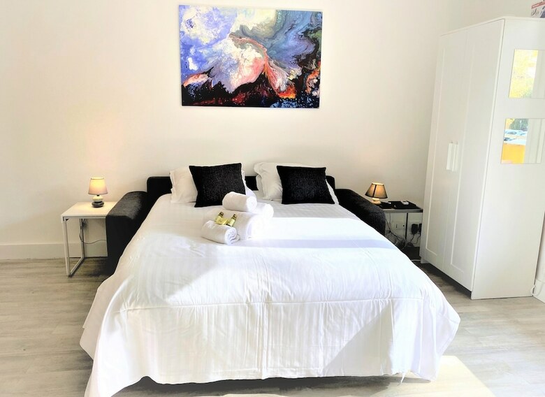 Apartamento Large And Quiet Studio With Balcony