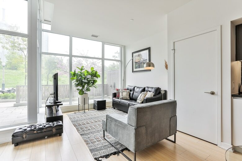Modern 2 Storey By Cn Tower