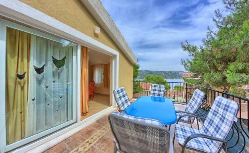 Apartments & Rooms Ruzmarin