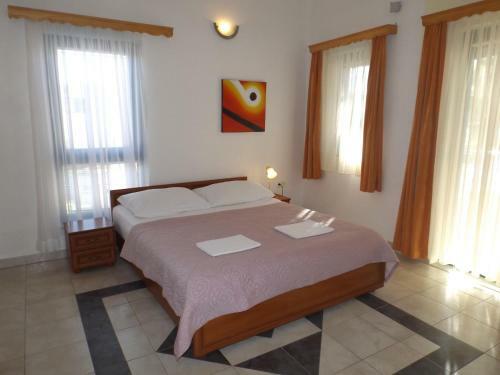 Apartments & Rooms Ruzmarin