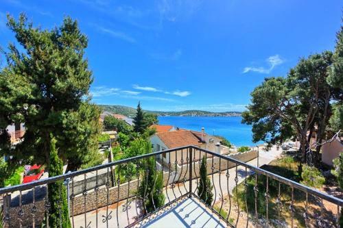 Apartments & Rooms Ruzmarin