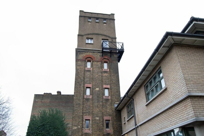 Unique 3 Bedroom Water Tower Home Close To Tube