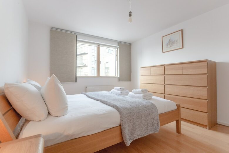 Spacious 2 Bedroom Canal Side Apartment With Balcony