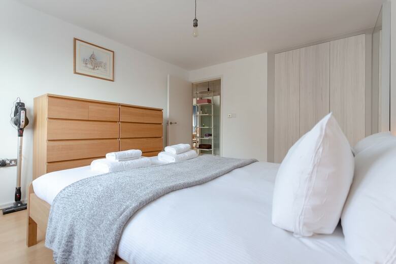 Spacious 2 Bedroom Canal Side Apartment With Balcony