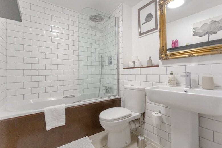 Spacious 2 Bedroom Canal Side Apartment With Balcony