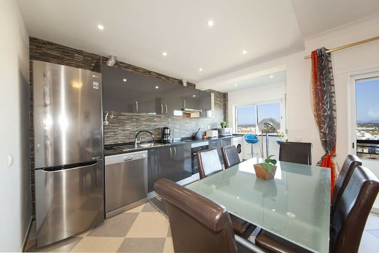 B17 - The Stunning Seaview Apartment