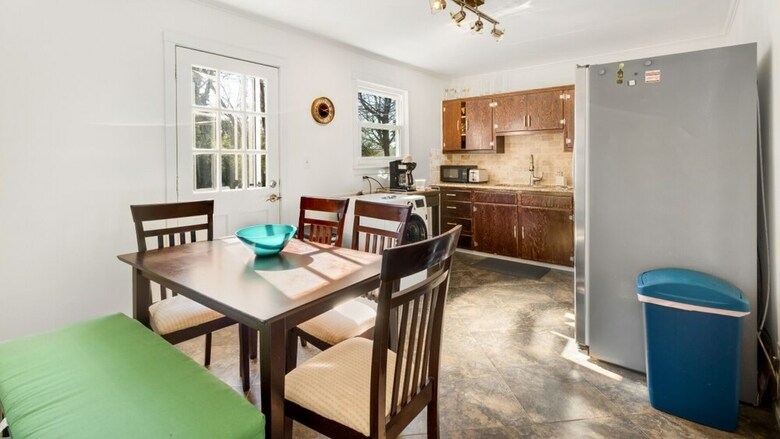 3 Bedroom, Manhasset Road