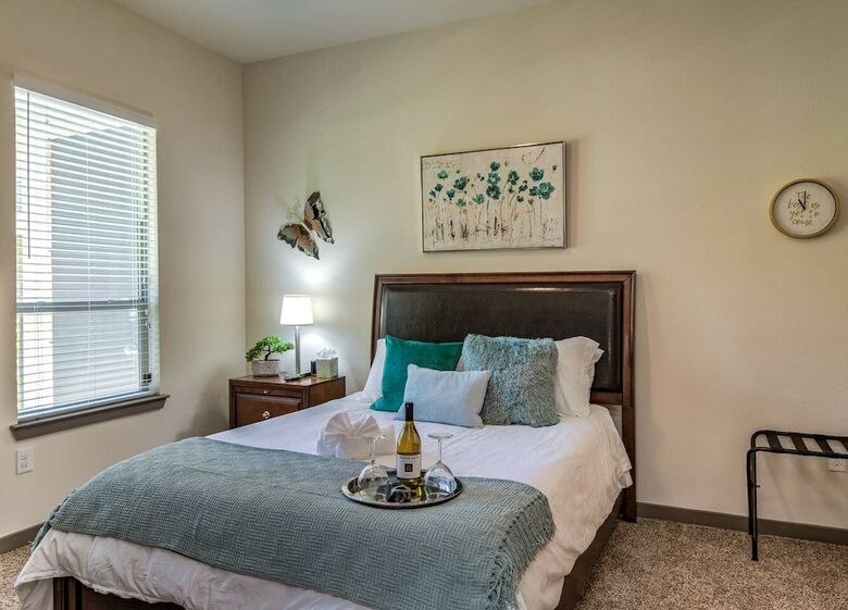 Upscale Condo Close To Downtown - Parking Included