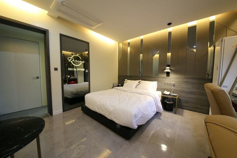 Divine Hotel