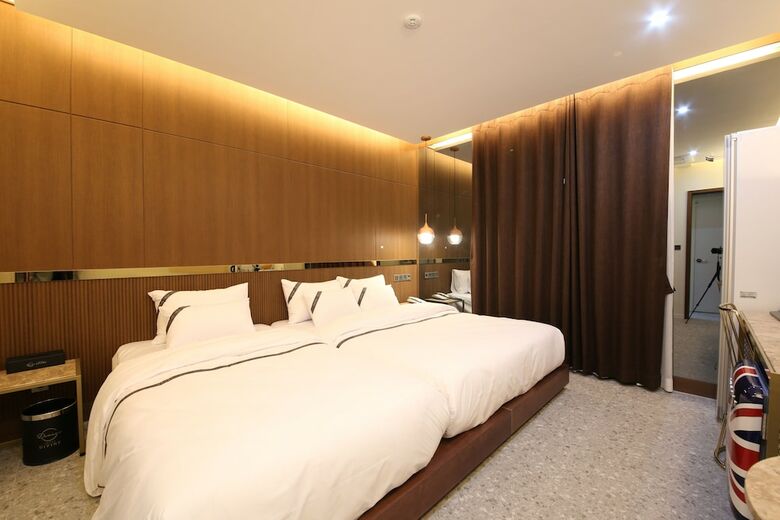 Divine Hotel