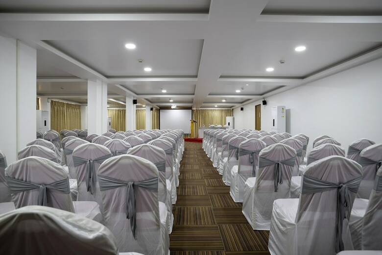 Hotel Sairaj Beach Resort