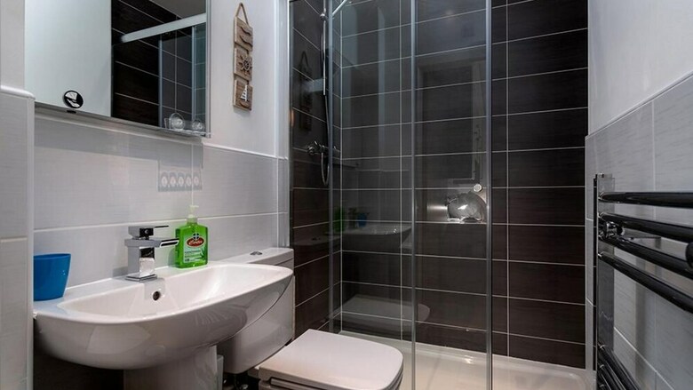Modern Apartment In Deganwy With Parking