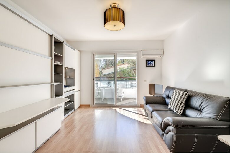 Sunny Apartment With A Romantic Balcony