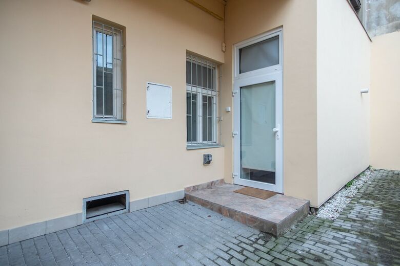 Great Looking Apartment Few Steps Away From Bus & Train Station