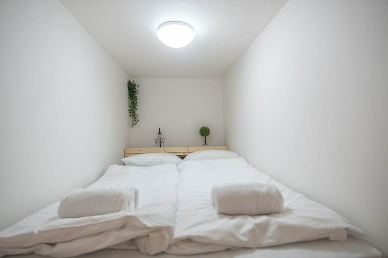 Great Looking Apartment Few Steps Away From Bus & Train Station