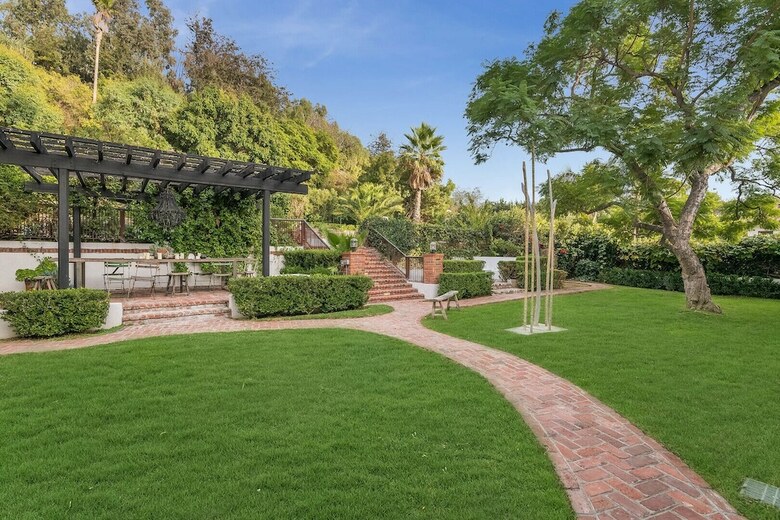 Pearl Of The Hollywood Hills