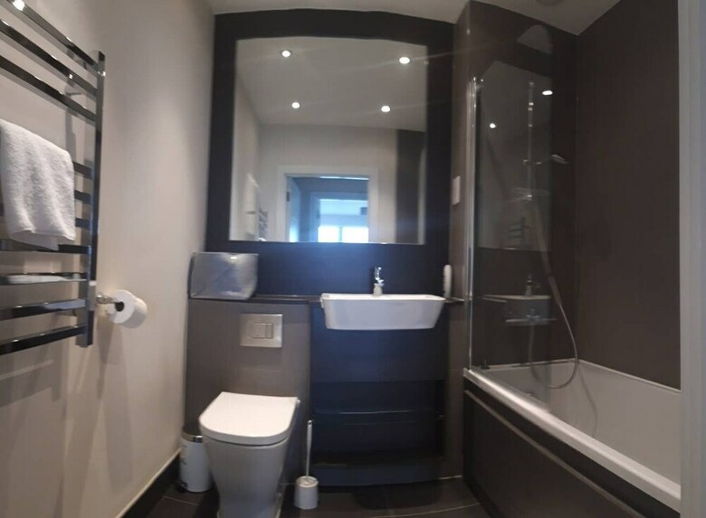 Pier Apartment 3