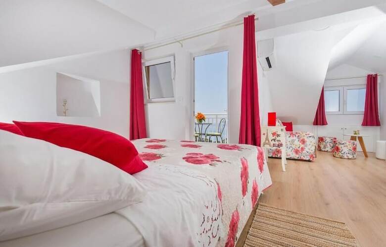 Hotel Rooms On Konalu