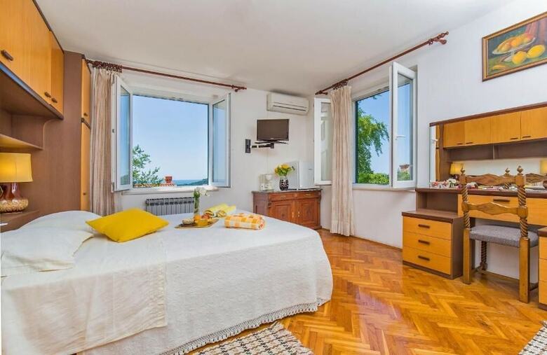 Hotel Rooms On Konalu