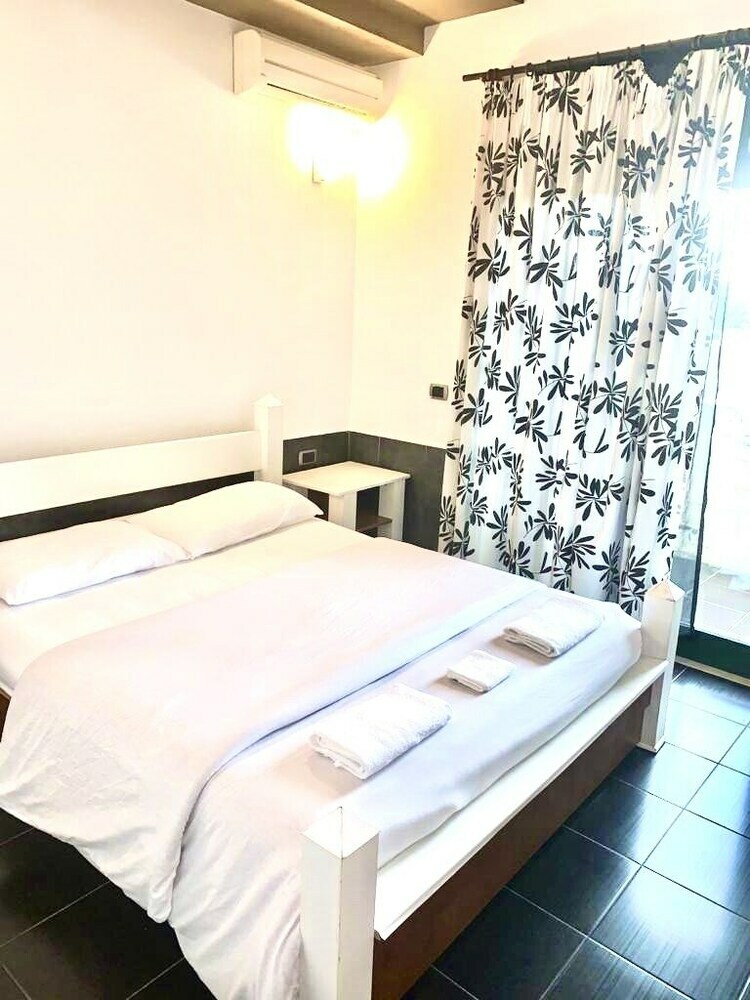 Different Hotel & Restorant