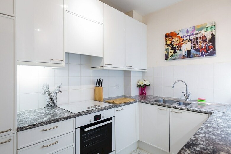 2-bed 2-bath Next To Park Lane