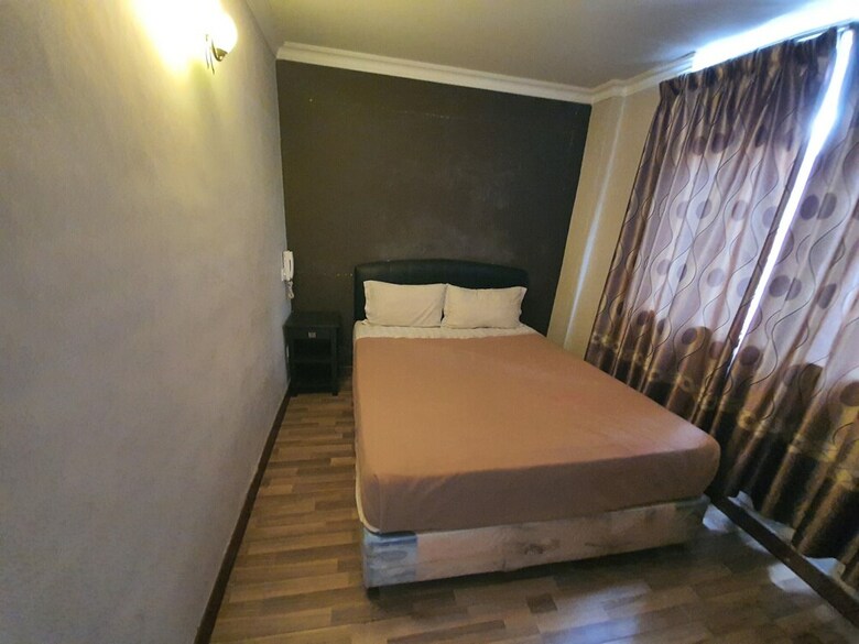 Oyo 89970 Dg Hotel